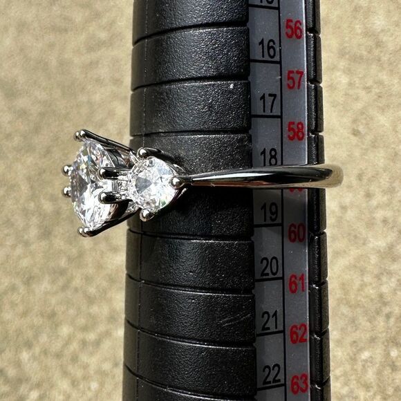 NEW White Gold Plated 3 Round Sparkling Clear Crystal CZ Stone Ring Size 8.75 - Picture 5 of 8